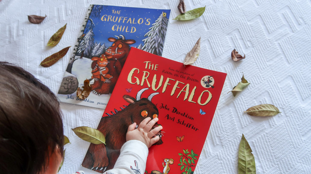 bebê olhando as capas dos livros The Gruffalo e The Gruffalo's Child