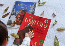 bebê olhando livros The Gruffalo